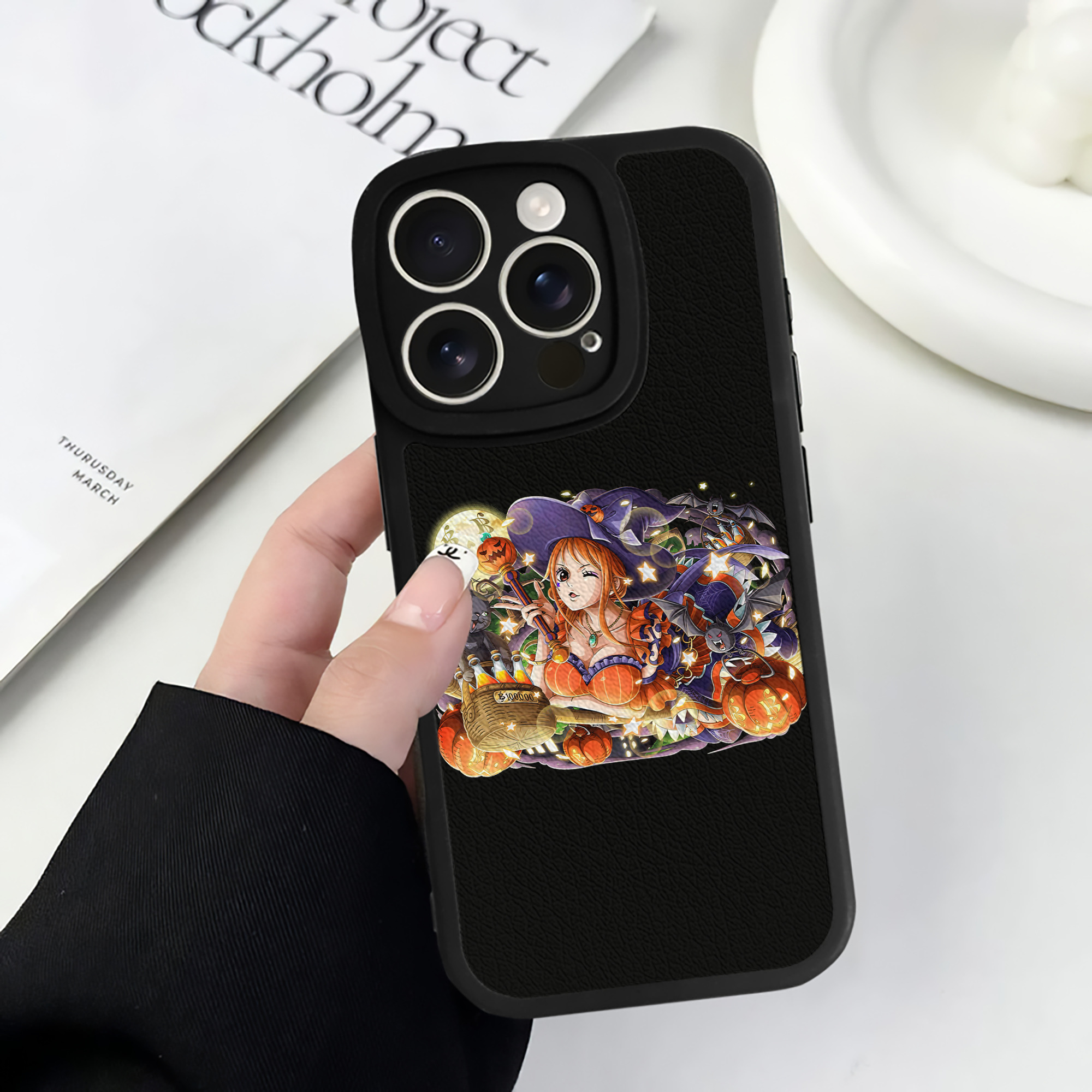 ワンピース ナミ ONE PIECE Nami 【iPhone 16シリーズ対応】シリコンスマホケース（レザー調） 材質：シリコン